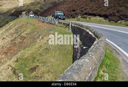 Auto Guidando sulla A57 Snake pass road nel Derbyshire, England, Regno Unito Foto Stock