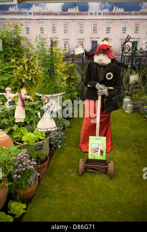 Londra, Regno Unito. Il 20 maggio 2013. Miracolo Gro'wers 1913 stand a tema della RHS Chelsea Flower Show. Credito: Malcolm Park/Alamy Live News Foto Stock