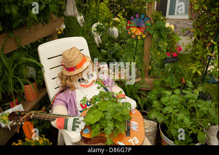 Londra, Regno Unito. Il 20 maggio 2013. Miracolo Gro'wers degli anni settanta stand a tema della RHS Chelsea Flower Show. Credito: Malcolm Park/Alamy Live News Foto Stock