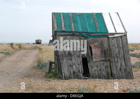 Vecchio Pescatore è sparso su di Dungeness beach Foto Stock