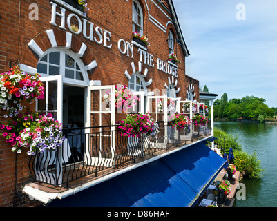 Casa sul ponte ristorante con fiore di primavera cestini da Windsor Ponte sul Fiume Tamigi Eton,Berkshire REGNO UNITO Foto Stock