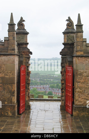 Ha aperto la porta di pietra con porte di ferro Foto Stock