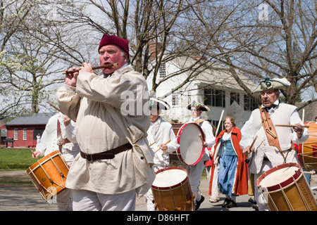 Re-enactors marzo in parata segna l'inizio della guerra rivoluzionaria nel centro storico di Deerfield, Massachusetts. Foto Stock