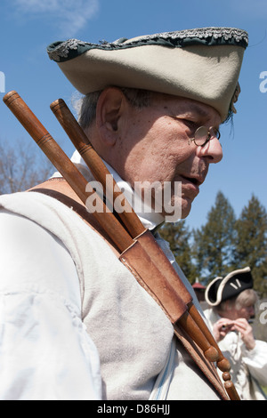 Un membro del tamburo e Fife corps tamburi fino ai volontari per la milizia di Deerfield a combattere i Britannici alla storica Deerfield, MA Foto Stock