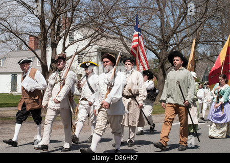 Re-enactors marzo in parata segna l'inizio della guerra rivoluzionaria nel centro storico di Deerfield, Massachusetts. Foto Stock