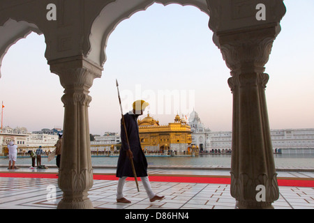 India, Punjab, Amritsar, guardia Sikh pattugliamento del tempio d'Oro Foto Stock