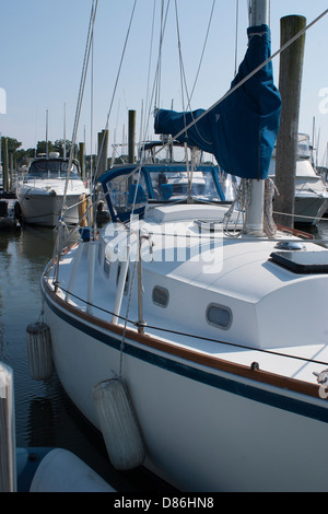 Barche a vela sono ancorate in una tranquilla Connecticut Harbour su Long Island Sound Foto Stock