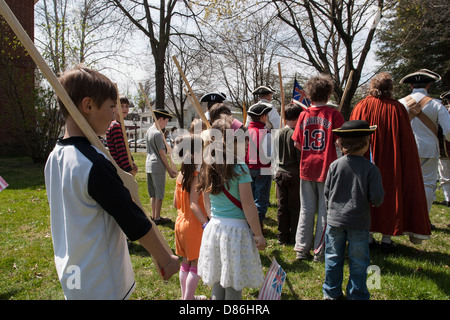 I bambini la linea fino a reinterpreta il volontariato per la milizia per combattere la guerra rivoluzionaria nella storica città di Deerfield nel Massachusetts. Foto Stock