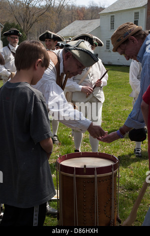 Un membro del tamburo e Fife corps paga un volontario per la milizia di Deerfield a combattere i Britannici alla storica Deerfield, MA. Foto Stock