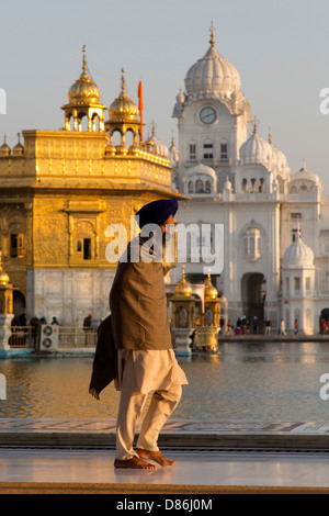 India, Punjab, Amritsar, Sikh in abbigliamento tradizionale a piedi attorno a Golden tempio complesso Foto Stock