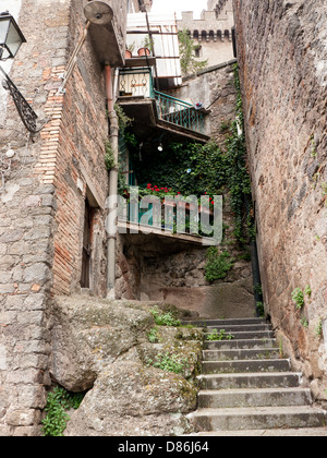 Una strada nel medioevo hill top comune di Soriano nel Cimino, Umbria, Italia Foto Stock