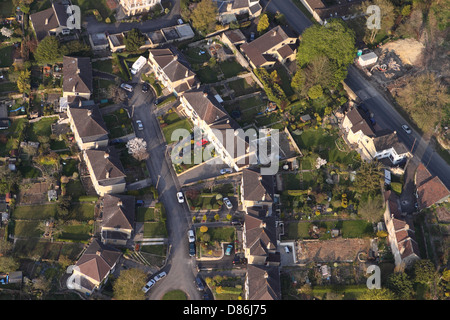 Vista aerea della strada suburbana alloggiamento home casa bifamiliare con giardini su vasca England Regno Unito Foto Stock