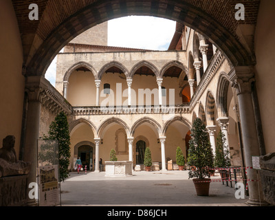 Archi nel cortile interno degli Etruschi del museo nazionale di Tarquinia, Lazio, Umbria, Italia Foto Stock