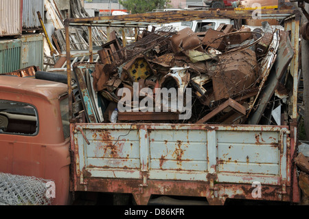 Pila di rusty rottami di metallo a junkyard. Foto Stock