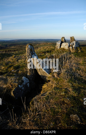 Cinque pozzi chambered cairn, Circolare del Neolitico tumulo con fantastiche vedute di paesaggi, il Peak District,l'Inghilterra,UK Foto Stock