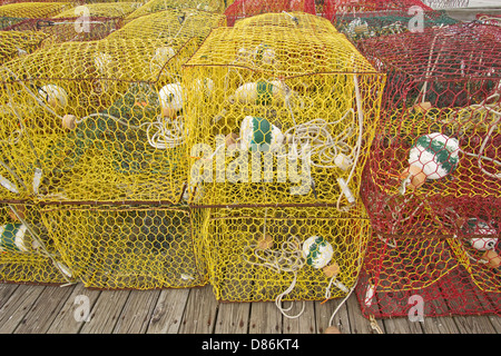 Il giallo e il granchio rosso pentole a sedersi su una dock in Ocracoke Island, NorthCarolina, in attesa della loro distribuzione in Pamlico Sound Foto Stock