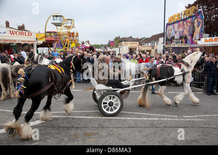 Wickham, Hampshire, Regno Unito, 20 maggio 2013. La storica Wickham Fiera dei Cavalli si svolge nel centro della città, attacting molte persone provenienti dal Regno Unito e irlandesi di viaggio europee che si riuniscono ogni anno per il commercio tutoli di zingari e di cavalli di trotto. La piazza della città contiene una fiera del divertimento e le strade sono chiuse per cavallo mostra e trading. Credito: Rupert Sagar-Musgrave / Alamy Live News Foto Stock