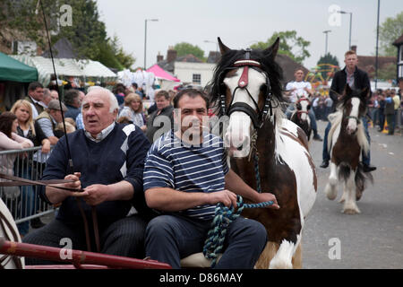 Wickham, Hampshire, Regno Unito, 20 maggio 2013. La storica Wickham Fiera dei Cavalli si svolge nel centro della città, attacting molte persone provenienti dal Regno Unito e irlandesi di viaggio europee che si riuniscono ogni anno per il commercio tutoli di zingari e di cavalli di trotto. La piazza della città contiene una fiera del divertimento e le strade sono chiuse per cavallo mostra e trading. Credito: Rupert Sagar-Musgrave / Alamy Live News Foto Stock