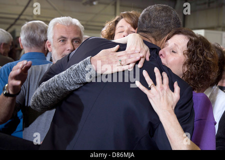 Il Presidente Usa Barack Obama abbracci Sue Connors e Jane Dougherty, a destra seguendo il suo commento al Denver Accademia di polizia Aprile 3, 2013 a Denver, CO. Le donne hanno perso la loro sorella Maria Sherlach, in Sandy Hook Scuola Elementare di tiri. Foto Stock