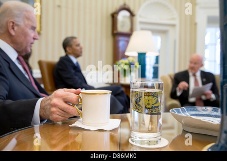 Il Presidente Usa Barack Obama e il Vice Presidente Joe Biden incontrare James Clapper, Direttore della National Intelligence, durante le elezioni presidenziali Daily Briefing all Ufficio Ovale Aprile 2, 2013 a Washington, DC. Foto Stock