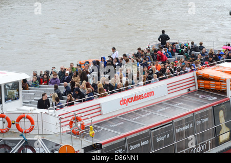 Un City Cruises barca sul Tamigi a Londra, Regno Unito. Foto Stock