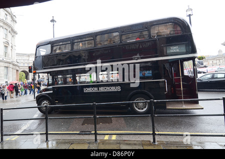 Il 'Necrobus', il dipinto di nero il bus utilizzato dal Bus Ghost Tours in Londra, Regno Unito. Foto Stock