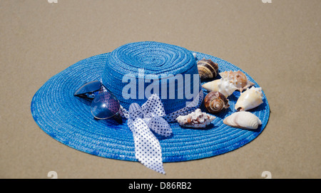 Estate blu da donna con cappello di conchiglie sulla spiaggia di sabbia Foto Stock