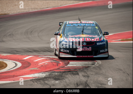 Jamie Whincup la Holden Commodore alla curva 10 del circuito delle Americhe durante il V8 Supercar racing su 18 Maggio, 2013. Foto Stock