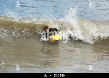 Adolescente Bodyboarding (surf) sulla riva Break Pittwater Palm Beach New South Wales AUSTRALIA Foto Stock