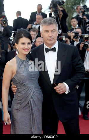 Cannes, Francia. Il 20 maggio 2013. Attore Alec Baldwin e moglie Hilaria Thomas assistere alla premiere di "vincoli di sangue' durante il 66° Festival Internazionale del Cinema di Cannes al Palais des Festivals a Cannes, Francia, il 20 maggio 2013. Foto: Hubert Boesl/dpa/Alamy Live News Foto Stock