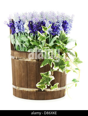 Composizione di fiori artificiali nella vecchia Barile di legno isolato su sfondo bianco. Primo piano. Foto Stock