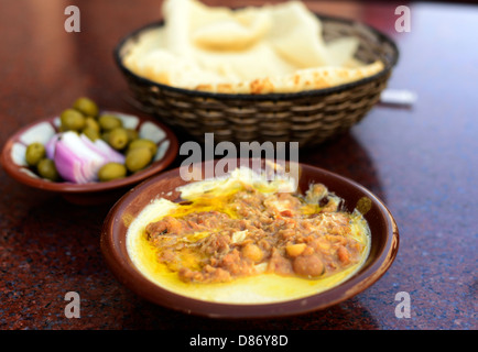 Hummus con Fuul ( Ful), un famoso cibo di graffa in medio oriente. Foto Stock