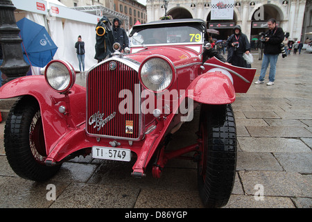 Un'annata 1932 Alfa Romeo 5c Gran Sport compete nel 1000 mile Mille Miglia del viaggio di andata e ritorno da Brescia a Roma e di nuovo indietro. Foto Stock