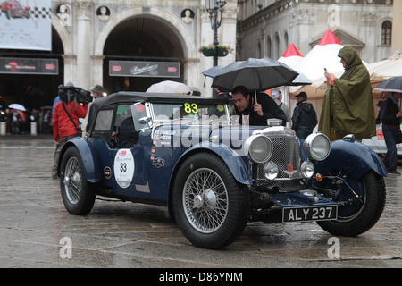 Un'annata 1933 Aston Martin Le Mans compete nel 1000 mile Mille Miglia del viaggio di andata e ritorno da Brescia a Roma e di nuovo indietro. Foto Stock