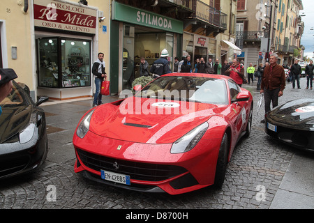 Una collezione di Ferraris raccogliere a Brescia per portare fuori la Mille Miglia di Mille Miglia del viaggio di andata e ritorno da Brescia a Roma e di nuovo indietro Foto Stock