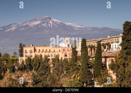La città di Taormina con l'Etna Vulcano, Sicilia. Foto Stock