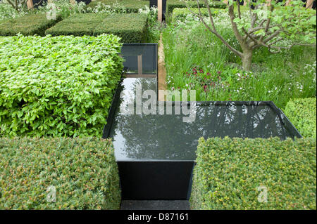 Londra, Regno Unito. Il 20 maggio 2013. Il Daily Telegraph giardino disegnato da Christopher Bradley-Hole della RHS Chelsea Flower Show, medaglia d'oro. Credito: Malcolm Park / Alamy Live News Foto Stock