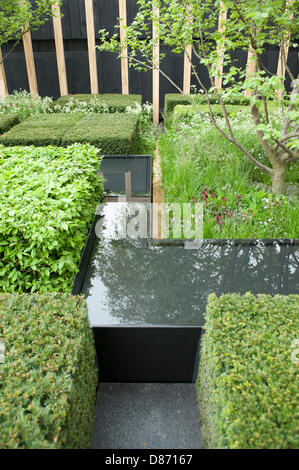 Londra, Regno Unito. Il 20 maggio 2013. Il Daily Telegraph giardino disegnato da Christopher Bradley-Hole della RHS Chelsea Flower Show, medaglia d'oro. Credito: Malcolm Park / Alamy Live News Foto Stock