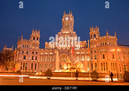 Gli illuminati ex ufficio postale Palacio de Comunicaciones o Palacio de Cibeles su Plaza de Cibeles, Madrid, Spagna, Europa Foto Stock