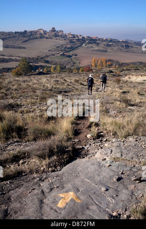 Pellegrini in cammino sulla Via di San Giacomo vicino Urdues di Lerda Foto Stock