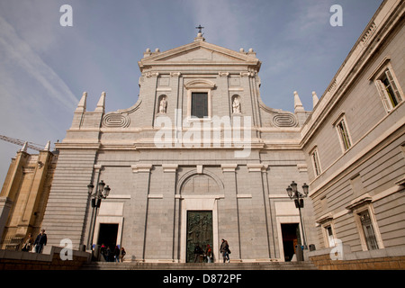 Il cattolico Cattedrale Almudena Santa Maria la Real de La Almudena di Madrid in Spagna, Europa Foto Stock