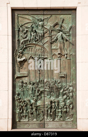 Rilievo religioso sulla porta della cattolica Cattedrale Almudena Santa Maria la Real de La Almudena di Madrid in Spagna, Europa Foto Stock