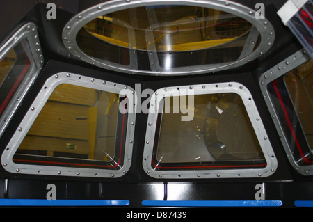 Vista dall'interno del modulo Cupola della stazione spaziale Internazionale (ISS). La Cupola offre agli astronauti un punto di osservazione unico per osservare la Terra e lo spazio. È una parte essenziale della ISS sia per la ricerca che per le operazioni quotidiane. Foto Stock