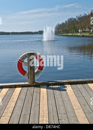 Ciambella di sicurezza al lago vicino stazione di Vaxjo, Svezia e Scandinavia Foto Stock