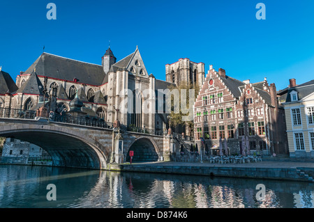 La Chiesa di San Michele e il ponte con le case delle corporazioni Gent Belgio Foto Stock