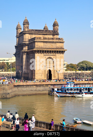 Gateway per India e marina con pubblico e trippers giorno preso dalla vista oceano ristorante presso il Taj Hotel a Bombay in India Foto Stock