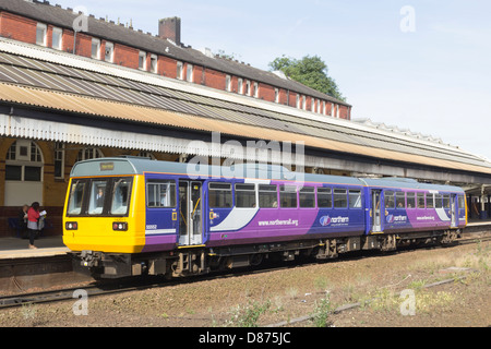 Classe 142 'spacer' diesel multiple unit treno azionato dalla rampa del Nord, in piedi presso la stazione di Bolton legato per Wigan Wallgate. Foto Stock