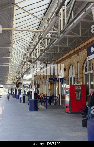 I passeggeri in attesa sulla piattaforma 3 a Bolton stazione ferroviaria. Il prossimo treno è legato per Manchester Victoria. Foto Stock