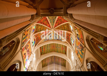 Soffitto colorati della cattolica Cattedrale Almudena Santa Maria la Real de La Almudena di Madrid in Spagna, Europa Foto Stock