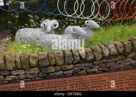 Londra, Regno Unito. Il 19 maggio 2013. Aggiudicati in argento dorato medaglia FLORA RHS Chelsea Flower Show 2013 CENTENARIO 100esimo anno Benvenuti al giardino dello Yorkshire - Progettista di Alistair W Baldwin Sponsor Benvenuti a Yorkshire RHS Chelsea flower show Foto Stock